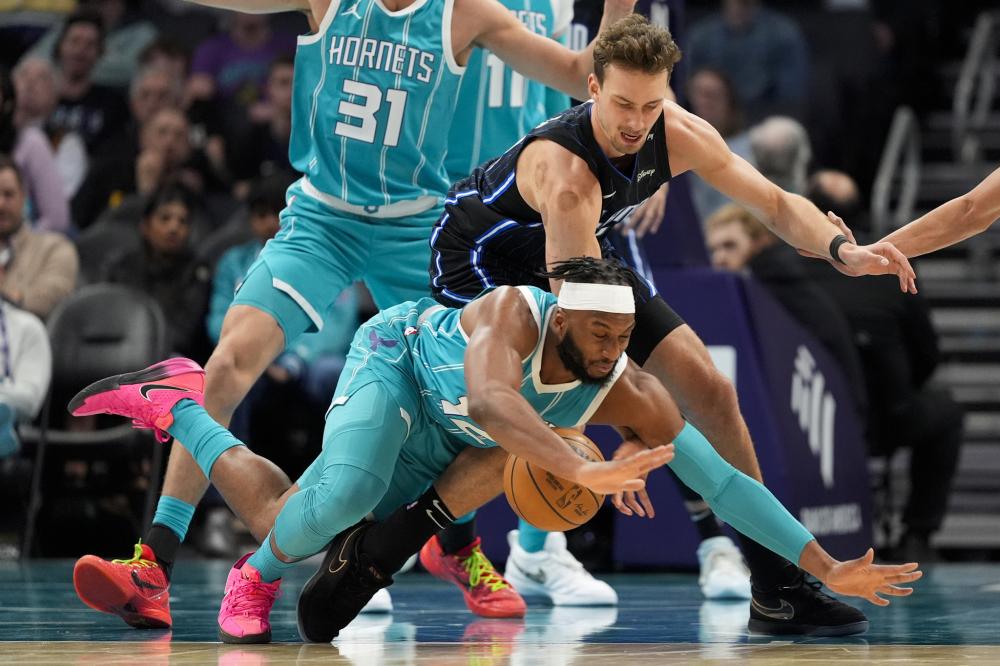 友到场祝贺 友到场祝贺