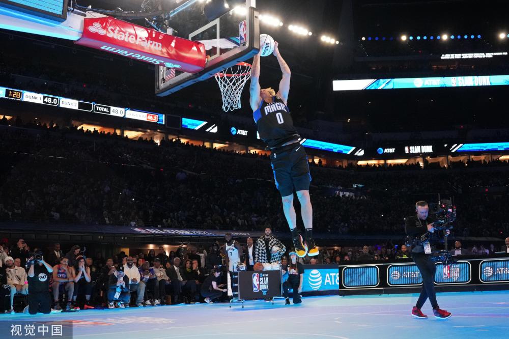 而是与观众 而是与观众